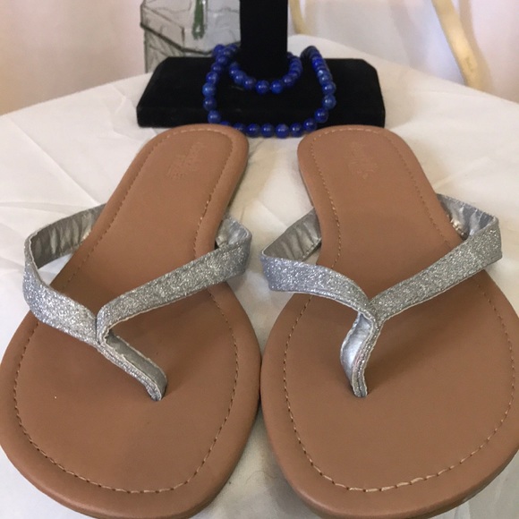 NWOB Charlotte Russe T Strap Sandal - Picture 3 of 3